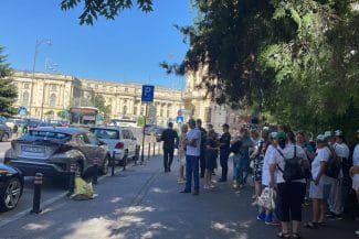 Știri de azi | VIDEO Explozie de revoltă în sistemul social! Angajații din asistența socială refuză să mai intre la muncă și protestează în fața ministerului Muncii - Știri de azi | 