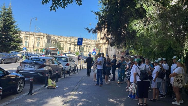 media-175152647369950900jpeg - Știri de azi Știri de azi | VIDEO Explozie de revoltă în sistemul social! Angajații din asistența socială refuză să mai intre la muncă și protestează în fața ministerului Muncii - Știri de azi |