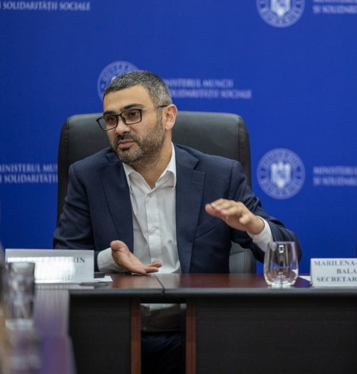 media-175284482210904500jpg - Știri de azi Știri de azi | Ministrul Muncii se solidarizează cu oamenii din Casele de Pensii, care s-au revoltat: Sunt proteste legitime! - Știri de azi |