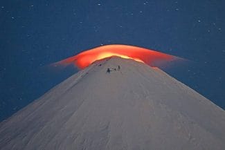 media-175299853133528200jpeg - Știri de azi Știri de azi | VIDEO Fenomen extrem de rar și spectaculos, surprins deasupra celui mai mare vulcan din regiunea Eurasia - Știri de azi |