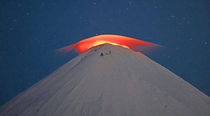 media-175299853133528200jpeg - Știri de azi Știri de azi | VIDEO Fenomen extrem de rar și spectaculos, surprins deasupra celui mai mare vulcan din regiunea Eurasia - Știri de azi |