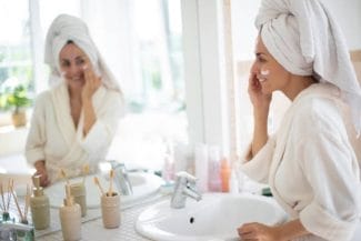 media-175302647818117300jpg - Știri de azi Știri de azi | Femeile care își păstrează trusa de machiaj în baie își riscă sănătatea: Un gest banal care aduce probleme multiple - Știri de azi |