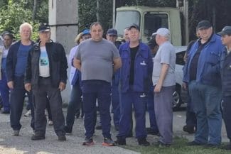 media-175319036837573900jpg - Știri de azi Știri de azi | Cartel Alfa susține protestul muncitorilor de la Fabrica de Pulberi din Făgăraș: ‘E o luptă pentru demnitate’ - Știri de azi |