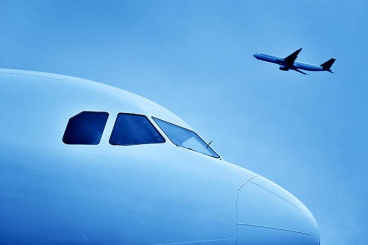 media-175321493004955200jpg - Știri de azi Știri de azi | FOTO Putea să fie sfârșitul pentru sute de pasageri. Un avion a aterizat peste o altă aeronavă care începea decolarea - Știri de azi |