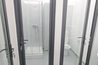 Știri de azi | Nu e banc, ci inginerie administrativă: toaletă publică cu geamuri transparente, inaugurată oficial. Zero intimitate pe zece milioane din bani publici - Știri de azi | 