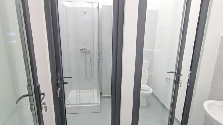 media-175336688559269200png - Știri de azi Știri de azi | Nu e banc, ci inginerie administrativă: toaletă publică cu geamuri transparente, inaugurată oficial. Zero intimitate pe zece milioane din bani publici - Știri de azi |