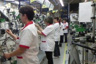 Știri de azi | Prăbușire neașteptată în industria auto din România: Sute de oameni, concediați de la una din cele mai mari fabrici de profil; mai rămân doar 3% dintre angajați - Știri de azi | 