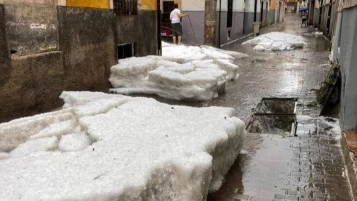 Știri de azi | VIDEO Spania, lovită de o furtună cum rar s-a văzut: Ploi torențiale și grindină ca-n filme au transformat orașele în lacuri; localități izolate de ape - Știri de azi | 