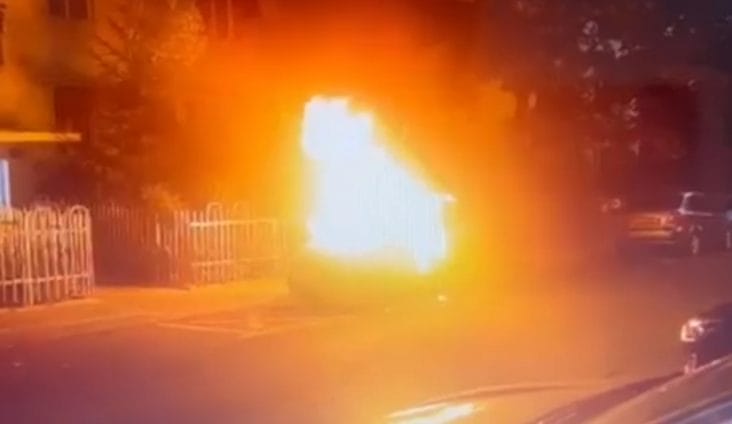 Știri de azi | VIDEO Focul geloziei: Un bucureștean de 37 de ani a incendiat mașina fostei iubite, când femeia era plecată la mare - Știri de azi | 