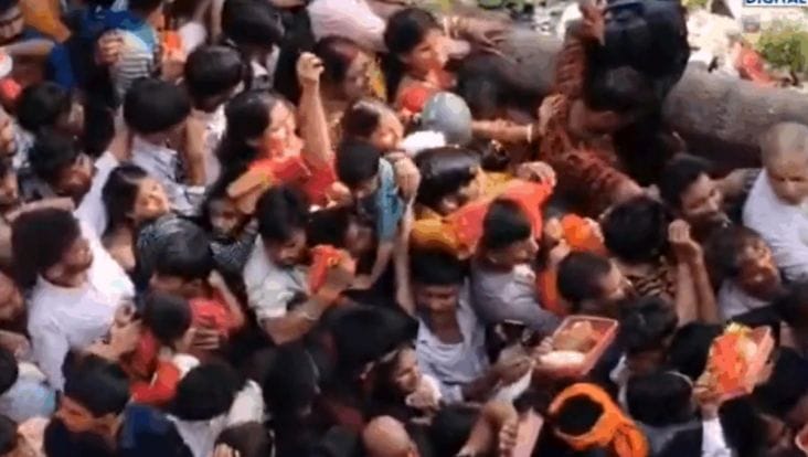 media-175360362579239100png - Știri de azi Știri de azi | VIDEO Tragedie într-un templu din India: șase morți după o busculadă provocată de un cablu electric rupt - Știri de azi |