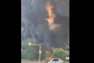 Știri de azi | UPDATE / VIDEO Incendiu violent la marginea Ploieştiului: există riscul să ajungă la un cartier de blocuri - Știri de azi | 
