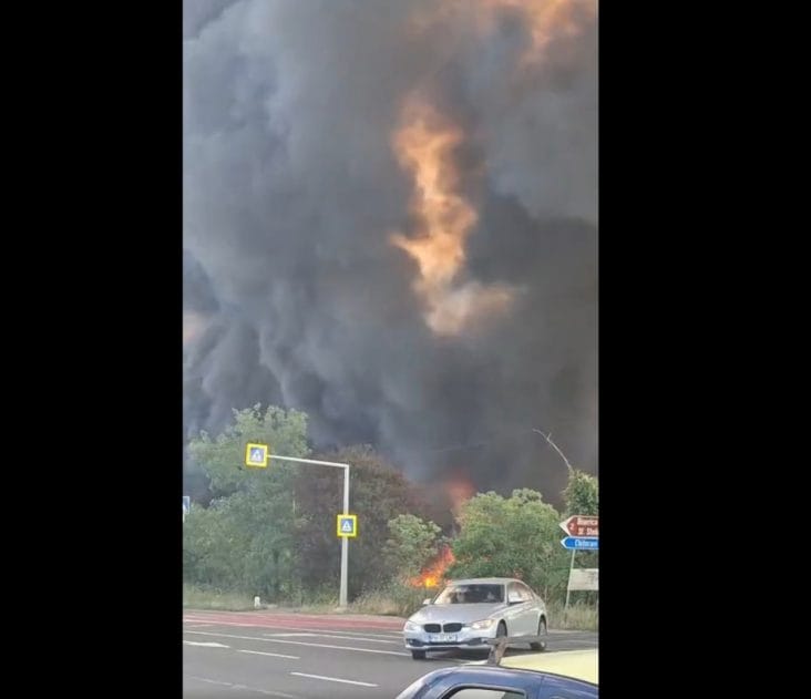 Știri de azi | UPDATE / VIDEO Incendiu violent la marginea Ploieştiului: există riscul să ajungă la un cartier de blocuri - Știri de azi | 