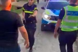 Știri de azi | Caraş-Severin: Poliţist atacat de mai mulţi oameni dintr-un sat, după ce a oprit un bărbat care conducea un ATV şi care consumase alcool/ Agentul a scos pistolul din dotare pentru a se apăra VIDEO - Știri de azi | 