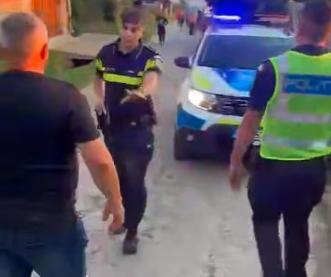 politistjpg - Știri de azi Știri de azi | Caraş-Severin: Poliţist atacat de mai mulţi oameni dintr-un sat, după ce a oprit un bărbat care conducea un ATV şi care consumase alcool/ Agentul a scos pistolul din dotare pentru a se apăra VIDEO - Știri de azi |