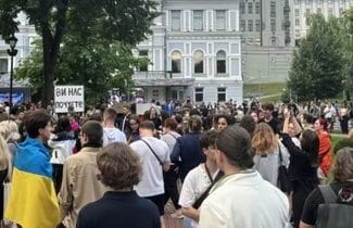 Știri de azi | Furia creşte în Ucraina după ce Zelenski a promulgat legea ce vizează reducerea puterii organismelor de combatere a corupţiei. Protestatarii s-au adunat la Kiev pentru prima dată de la invazia rusă din 2022 - Știri de azi | 