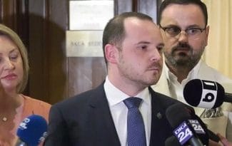 Știri de azi | Alexandru Rogobete: Nu există o lipsă acută de ser fiziologic în România / Avem undeva la cinci milioane de flacoane în stoc / Este situaţia de la Braşov unde sunt datorii la distributorii de ser, iar aceştia nu mai livrează în acel spital - Știri de azi | 
