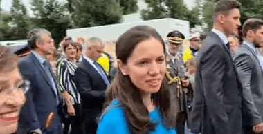 Știri de azi | Preşedintele Nicuşor Dan şi partenera sa, aşteptaţi de zeci de români, la Salzburg. Şeful statului, oaspete de onoare la deschiderea Festivalului de la Salzburg - Știri de azi | 