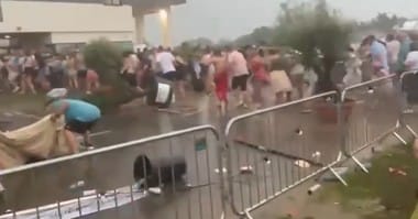 screenshot-2025-07-26-211249jpg - Știri de azi Știri de azi | Mai mulţi spectatori la un concert au slicitat sprijinul medicilor, copaci şi fire de curent căzute, în urma unei furtuni care a avut loc la Timişoara - Știri de azi |