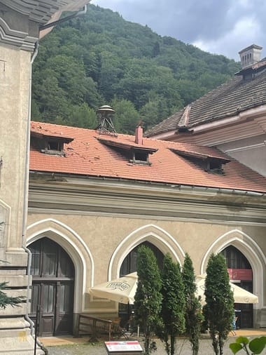 sinaia-1jpg - Știri de azi Știri de azi | Acoperişul Vilei Luminiş de la Sinaia, reparat după furtuna de acum trei zile. Gara Sinaia a fost pusă în siguranţă parţial iar Muzeul Peleş va avea un sistem modern de acces - Știri de azi |