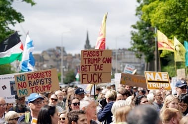 trump-scotia-manifestatii-tw6jpg - Știri de azi Știri de azi | Sute de manifestanţi în Scoţia, la Edinburgh şi Aberdeen, împotriva vizitei lui Trump, ocupat să joace golf cu Eric. Jucătorii, percheziţionaţi înaintea intrării miliardarului pe teren. “Scotland Hates Trump”, scrie pe pancarte. Steaguri palestiniene la - Știri de azi |