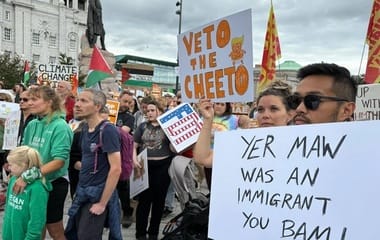 Știri de azi | Sute de manifestanţi în Scoţia, la Edinburgh şi Aberdeen, împotriva vizitei lui Trump, ocupat să joace golf cu Eric. Jucătorii, percheziţionaţi înaintea intrării miliardarului pe teren, “Scotland Hates Trump”, scrie pe pancarte. Steaguri palestiniene la - Știri de azi | 