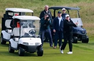 Știri de azi | Trump joacă golf sâmbătă în Scoţia, păzit de lunetişti de elită la Turnberry, o zonă transformată de poliţie şi armată într-o fortăreaţă cu puncte de control. Manifestaţii împotriva sa în mai multe oraşe scoţiene - Știri de azi | 