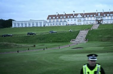 trump-turnburry-afpjpg - Știri de azi Știri de azi | Trump joacă golf sâmbătă în Scoţia, păzit de lunetişti de elită la Turnberry, o zonă transformată de poliţie şi armată într-o fortăreaţă cu puncte de control. Manifestaţii împotriva sa în mai multe oraşe scoţiene - Știri de azi |