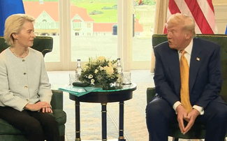 trump-von-der-leyenpng - Știri de azi Știri de azi | Întâlnirea dintre Trump şi Von der Leyen a început în încercarea de a se ajunge la un acord comercial între UE şi SUA. Preşedintele american: Şansele sunt 50-50 să ajungem la o înţelegere - Știri de azi |