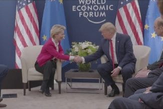 ursula-cu-trump-capturajpg - Știri de azi Știri de azi | Ursula von der Leyen se va întâlni duminică în Scoţia cu Donald Trump în încercarea de a ajunge la o înţelegere pe tema tarifelor. Şeful Casei Albe a descris şansele unui acord ca fiind „50-50” - Știri de azi |