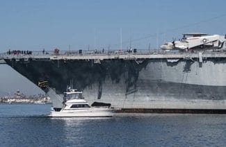 uss-midway-tw1jpg - Știri de azi Știri de azi | Căpitanul beat al unui iaht privat, arestat de Paza de Coastă după ce loveşte portavionul muzeu USS Midway, în portul San Diego. Coliziunea filmată, virală pe reţele de socializare - Știri de azi |