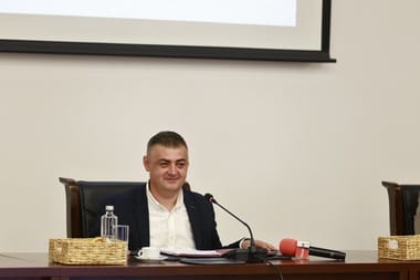 Știri de azi | Vicepreşedintele CJ Buzău, Adrian Petre (PSD), a preluat ca interimar şefia CJ după ce Romaşcanu a plecat la Curtea de Conturi Europeană / Adrian Petre, ales cu voturile PSD şi AUR. Consilierii PNL s-au abţinut de la vot - Știri de azi | 