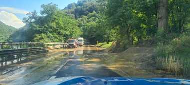 whatsapp-image-2025-07-22-at-17-50-29jpg - Știri de azi Știri de azi | UPDATE – Trafic restricţionat pe DN 7, în judeţul Vâlcea, din cauza aluviunilor aduse de ploaie pe carosabil / Intervin mai multe echipaje – FOTO - Știri de azi |