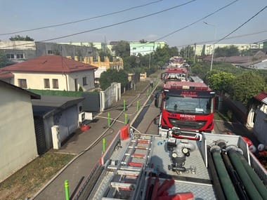 whatsapp-image-2025-07-22-at-17-54-12jpg - Știri de azi Știri de azi | UPDATE – Puternic incendiu la mai multe locuinţe în localitatea 1 Decembrie, judeţul Ilfov – Există pericol de extindere / A fost transmis mesaj RO-Alert / Patru persoane au primit îngrijiri – FOTO / VIDEO - Știri de azi |