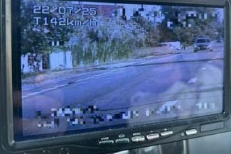 Știri de azi | Vâlcea: Şofer de 25 de ani, înregistrat cu aparatul radar având o viteză de 142 de kilometri la oră, pe un sector de drum naţional unde limita era de 60 km/h / A primit amendă de peste 4.000 de lei şi i-s fost suspendat dreptul de a conduce - Știri de azi | 