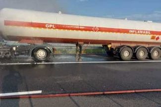 whatsapp-image-2025-07-25-at-19-22-33jpg - Știri de azi Știri de azi | UPDATE – Buzău: Incendiu la o cisternă cu GLP care circula pe A7 / A fost emis mesaj RO-Alert / Şoferul a suferit arsuri – FOTO - Știri de azi |