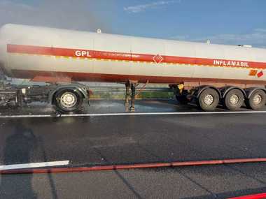 whatsapp-image-2025-07-25-at-19-22-33jpg - Știri de azi Știri de azi | UPDATE – Buzău: Incendiu la o cisternă cu GLP care circula pe A7 / A fost emis mesaj RO-Alert / Şoferul a suferit arsuri – FOTO - Știri de azi |