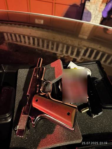 Știri de azi | Tulcea: Tânăr de 22 ani, reţinut pentru 24 de ore, după ce a tras cu un pistol în direcţia a doi bărbaţi / Poliţiştii au stabilit că arma era neletală şi era deţinută ilegal - Știri de azi | 