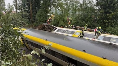 x-tren-germaniajpg - Știri de azi Știri de azi | UPDATE – Germania: Un tren cu 100 de pasageri a deraiat. Au murit cel puţin patru oameni - Știri de azi |