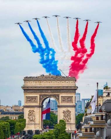 ziua-franteijpg - Știri de azi Știri de azi | Ziua Franţei. Emmanuel Macron a supervizat parada unei armate „gata de luptă”. Strategia naţională revizuită, publicată luni, stipulează posibilitatea unui război în Europa până în 2030 / Două mici incidente ecvestre – VIDEO - Știri de azi |