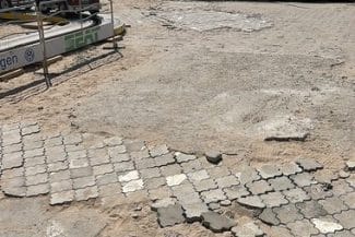 Știri de azi | Anghel (ANPC), imagini cu pavimentul din parcul de distracţii din zona Belona, Eforie Nord: Un monument al nepăsării, un amestec de plăci sparte, denivelări şi găuri care fac parte dintr-un concept artistic numit „aventura cu entorsă inclusă” - Știri de azi | 