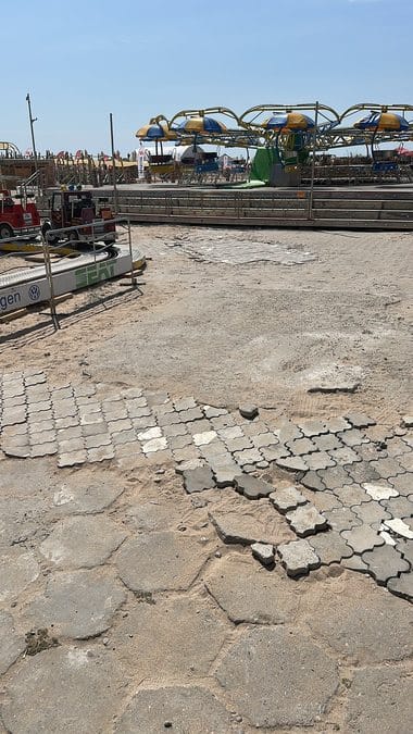 Știri de azi | Anghel (ANPC), imagini cu pavimentul din parcul de distracţii din zona Belona, Eforie Nord: Un monument al nepăsării, un amestec de plăci sparte, denivelări şi găuri care fac parte dintr-un concept artistic numit „aventura cu entorsă inclusă” - Știri de azi | 