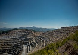 Panorama unei zone miniere românești, simbol al paradoxului economic dintre bogățiile subterane și lipsa exploatării strategice.