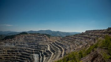 Știri de azi | România, bogată în resurse critice subterane, săracă în strategie la suprafață | Panorama unei zone miniere românești, simbol al paradoxului economic dintre bogățiile subterane și lipsa exploatării strategice.