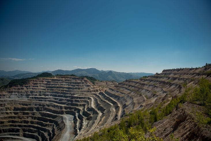 CupruMin044 - Știri de azi Știri de azi | România, bogată în resurse critice subterane, săracă în strategie la suprafață | Panorama unei zone miniere românești, simbol al paradoxului economic dintre bogățiile subterane și lipsa exploatării strategice.