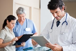 doctor-shutterjpg - Știri de azi Știri de azi | Bolnavii de cancer au asigurată continuitatea tratamentelor, în baza creditelor de angajament de care dispune CNAS/ Explicaţiile instituţiei - Știri de azi |