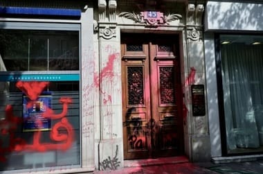 el-al-paris-vandalizare-afpjpg - Știri de azi Știri de azi | Sediul companiei aeriene naţionale israeliene El Al, vandalizat la Paris cu vopsea roşie şi inscripţii ca “El Al Genocide Airline” sau ”Fuck zionism”. ”Atunci când preşedintele francez Macron anunţă cadouri Hamasului, acesta este rezultatul”, acuză un min - Știri de azi |