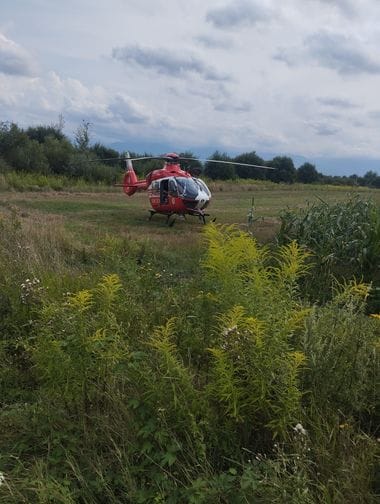 elicopter-smurd-cartajpg - Știri de azi Știri de azi | UPDATE – Sibiu: Un bărbat şi un copil, în stop cardio-respirator după ce s-ar fi electrocutat, într-o piscină gonflabilă/ Victimele nu au răspuns manevrelor de resuscitare, fiind declarat decesul - Știri de azi |