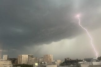 fulger-xjpg - Știri de azi Știri de azi | Cod roşu de ploi torenţiale, în judeţul Prahova - Știri de azi |