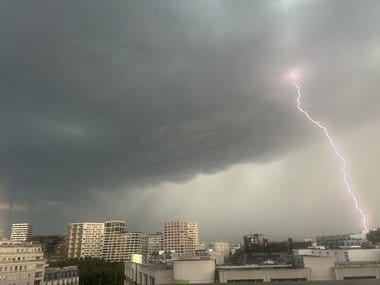 fulger-xjpg - Știri de azi Știri de azi | Cod roşu de ploi torenţiale, în judeţul Prahova - Știri de azi |