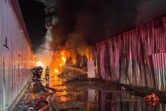 incendiu-dragonul-rosu-isujpg - Știri de azi Știri de azi | Poluare masivă a aerului în Bucureşti, după incendiul puternic de la Complexul „Dragonul Roşu” / Cel mai afectat, cartierul Berceni, din sudul Capitalei / Comisarul general al Gărzii de Mediu: Depăşire de patru ori a valorii maxim admise - Știri de azi |